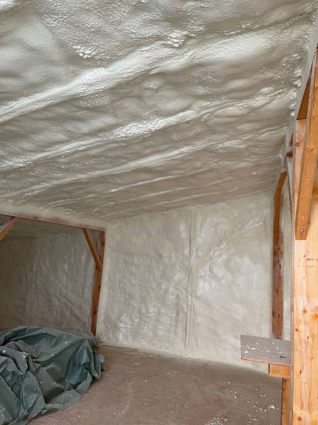 Isolation de maison en bois par injection de mousse par le dessous du plafond rampant dans le Médoc